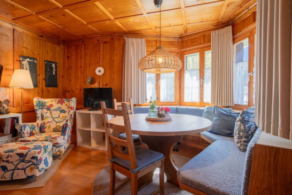 gemütliches Familienzimmer im Montafon für Spieleabende, Freunde und gemeinsame Stunden.