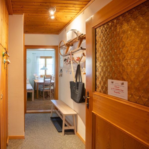 Eingangsbereich im Haus Berta in Montafon mit Holzdekoration und gemütlicher Atmosphäre.