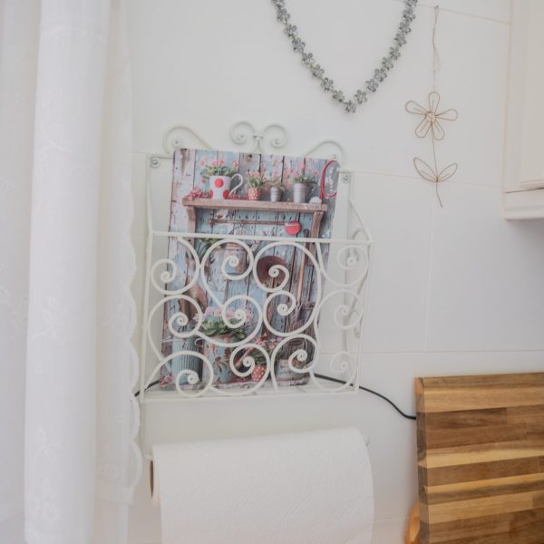 Haus Berta, Montafon: Charmantes Interieur mit Herzdeko und Handtuchhalter.