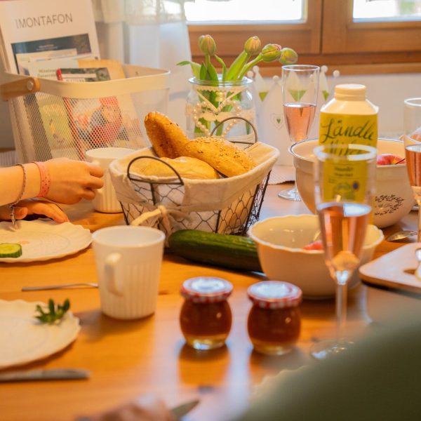 Gemütliches Frühstück im Haus Berta in Montafon mit frischen Brötchen und Getränken.