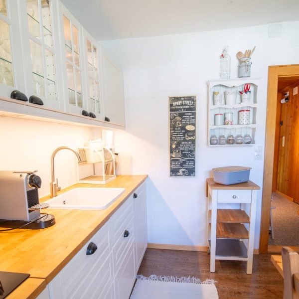 Helle Küche im Haus Berta, Montafon, mit moderner Ausstattung und Holzdetails.